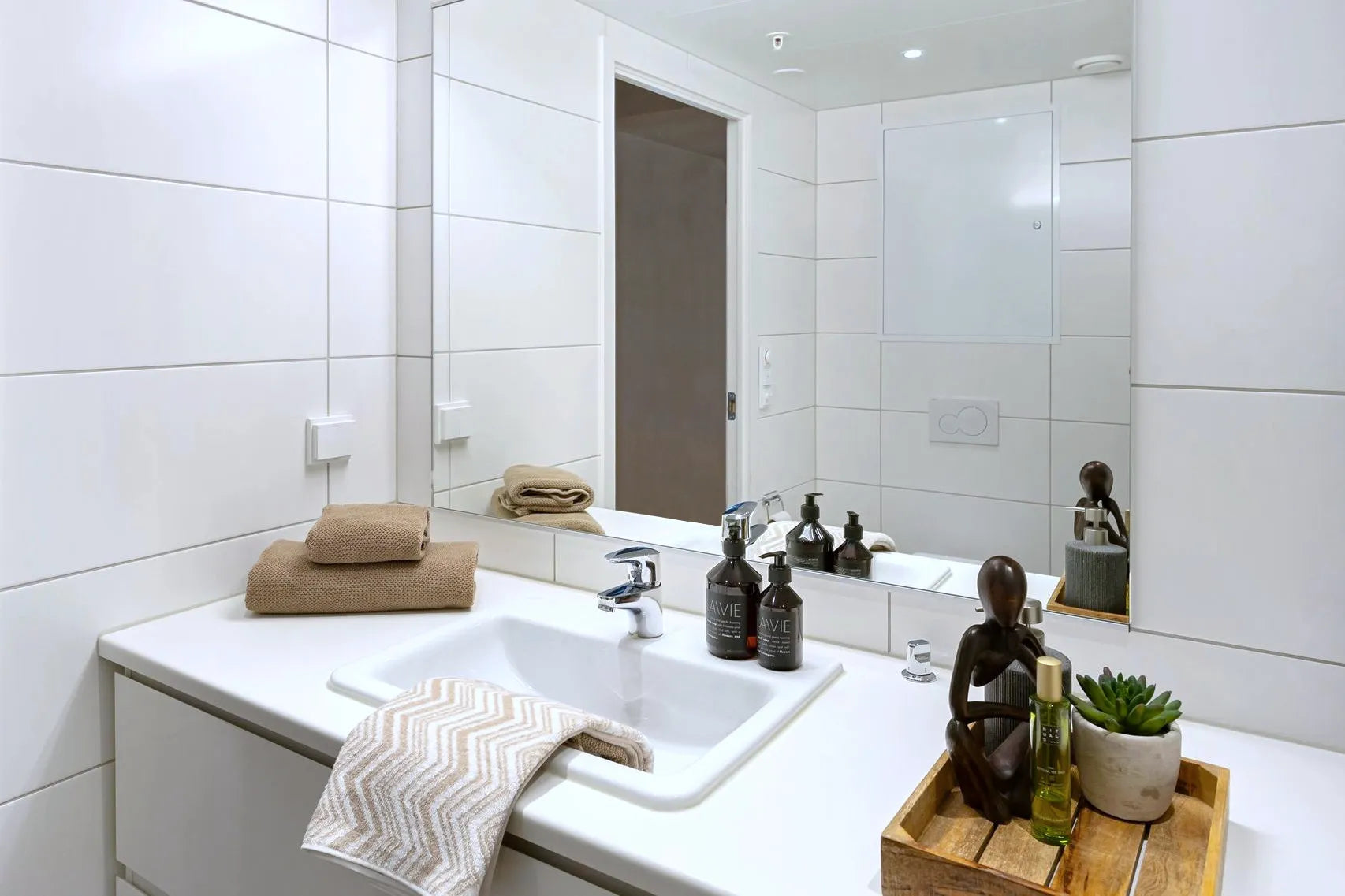 Guest Bathroom Accessories Ideas: What Actually Makes People Comfortable